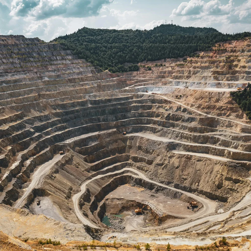 Esfera metálica DropBall em mineração a céu aberto para desmonte secundário
